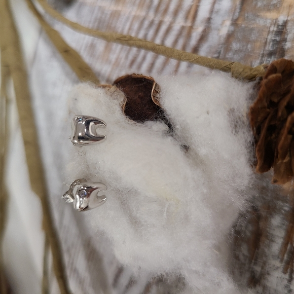 🦷🦷NEW🦷🦷ADORABLE!! 925 Sterling Silver Tooth Earrings with tiny CZ🦷🦷 - Picture 9 of 13